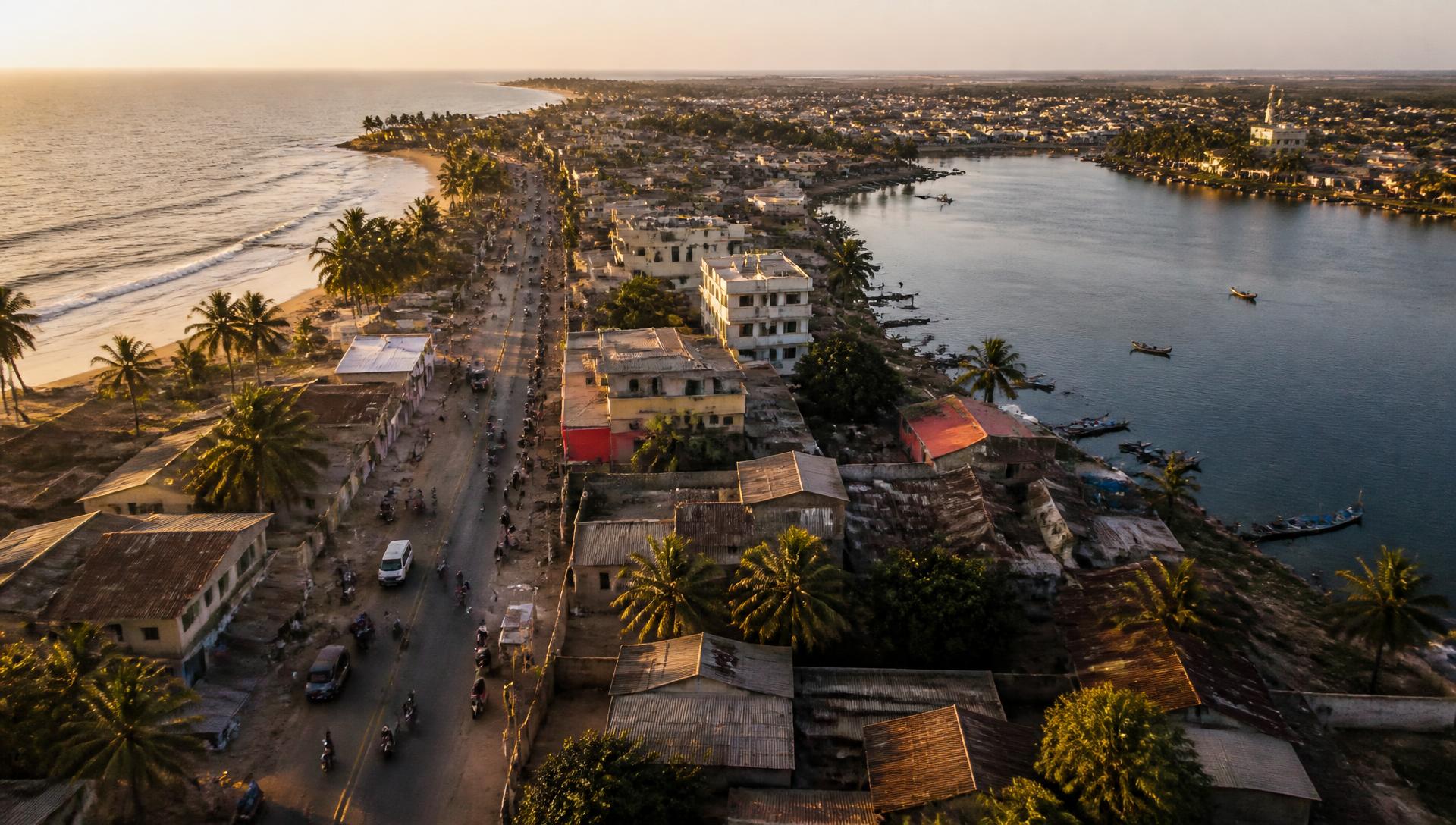 Vue aérienne du littoral et de la lagune de Sèmè-Podji au coucher du soleil